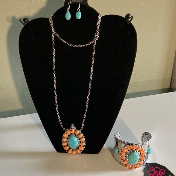 NWT Paparazzi Fashion Fix Necklace with Earrings and Bracelet - Picture 5 of 6